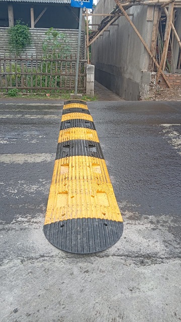 PEMASANGAN SPEED BUMP KARET